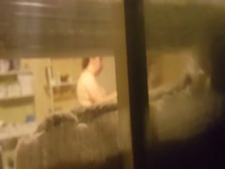 Порно видео со зрелыми женщинами дома на кровати у мужчины рядом c ними